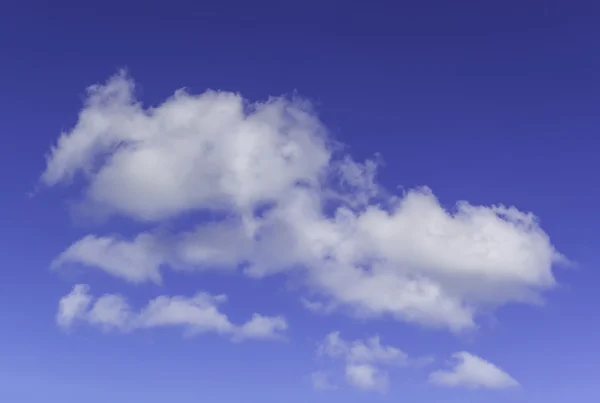 Ciel bleu et nuages duveteux — Photo