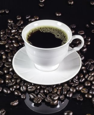 Kahve fincanı kavrulmuş fasulye siyah ile