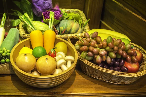 Frutas y hortalizas en cesta Imagen De Stock