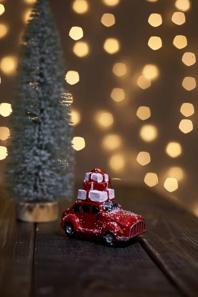 Rotes Kleines Retro Spielzeugauto Mit Geschenk Auf Dem Dach Neben — Stockfoto