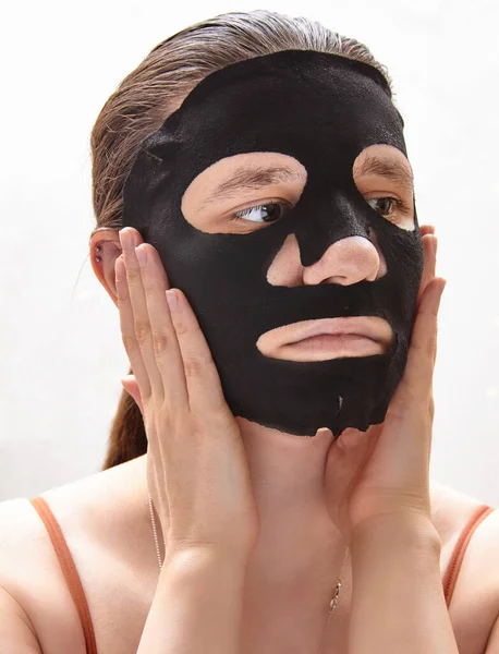 Junge Frau Mit Gesichtsmaske Auf Weißem Hintergrund Kosmetische Verfahren Zur — Stockfoto