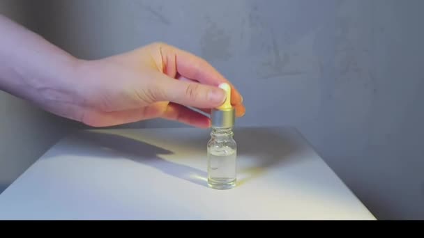ドロッパーガラスボトルモックアップ オイルドロップは 白い背景に化粧品パペットから落ちる — ストック動画