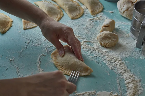 Rauwe Chebureks Calzone Qutab Met Gehakt Tafel Vrouwen Handen Het Rechtenvrije Stockfoto's