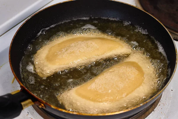 在葵花籽油中 用自制的鹌鹑或秋葵油炸 用切碎的肉和洋葱腌制 在厨房里做饭的过程 阿塞拜疆 高加索 希腊菜 拉丁美洲的Empanadas 免版税图库图片