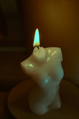 El yapımı kadın gövdesi erimiş balmumu mumlar aromatik yağlarla. Kadın figürü büstü soya mumu. Aromatik dekoratif elementlerin üretimi.. 