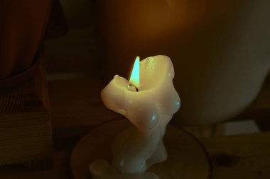 El yapımı kadın gövdesi erimiş balmumu mumlar aromatik yağlarla. Kadın figürü büstü soya mumu. Aromatik dekoratif elementlerin üretimi.. 