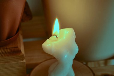 El yapımı kadın gövdesi erimiş balmumu mumlar aromatik yağlarla. Kadın figürü büstü soya mumu. Aromatik dekoratif elementlerin üretimi.. 