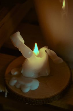 El yapımı kadın gövdesi erimiş balmumu mumlar aromatik yağlarla. Kadın figürü büstü soya mumu. Aromatik dekoratif elementlerin üretimi.. 