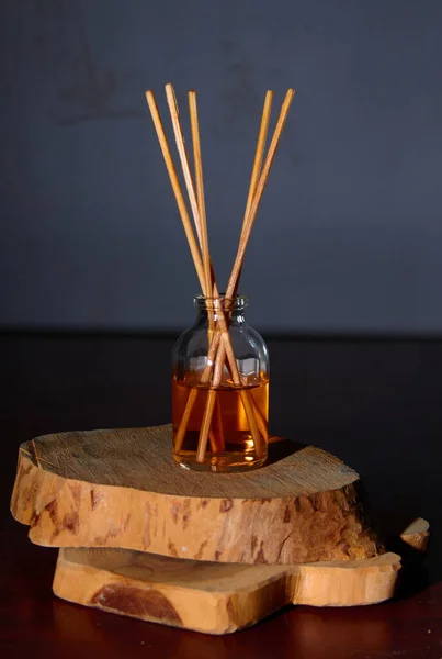 Aromatik kamış hava temizleyicisi Aromaterapi çubuklarında. Hava tazeleyici şişe ayırıcı. Aroma sazlık dağıtıcı çağdaş tarz ev içi.