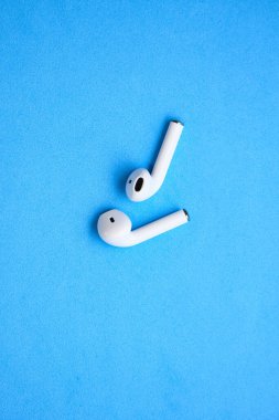 Kulağında bluetooth kulaklık olan beyaz kablosuz kulaklık.  