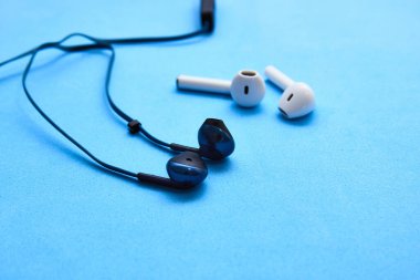 Rusya, Udachnyy, 20 Nisan 2021. Kulağında bluetooth kulaklığı olan beyaz kablosuz kulaklık. Renk arkaplanı yakın. 