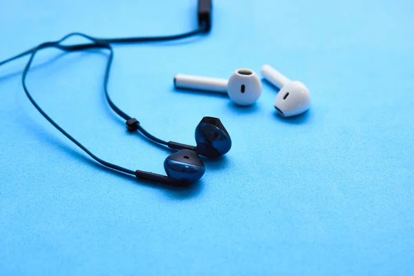 Rusya, Udachnyy, 20 Nisan 2021. Kulağında bluetooth kulaklığı olan beyaz kablosuz kulaklık. Renk arkaplanı yakın. 