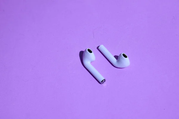 Rusland Udachnyy April 2021 Witte Draadloze Oortjes Ear Met Bluetooth — Stockfoto