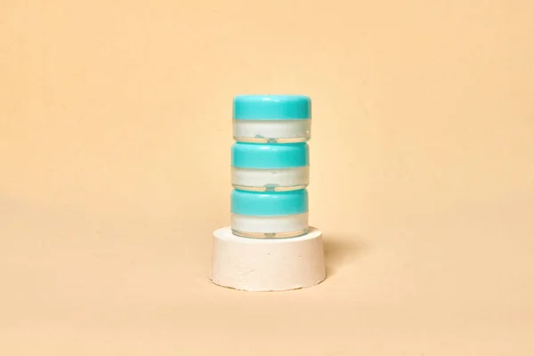 Kosmetikbehälter Auf Dem Pastellfarbenen Hintergrund Erdfarben Null Abfallbehälter Mockup Konzept — Stockfoto