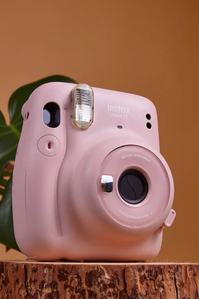 Udachnyy, Rusya - SEPTEMBER 19, 2021: Pembe Fujifilm Instax Mini fotoğraf makinesi.