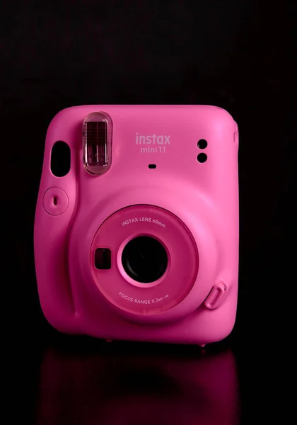 2021年9月19日 俄罗斯Udachnyy 彩色背景上的粉色Fujifilm Instax迷你11即时相机 图库图片