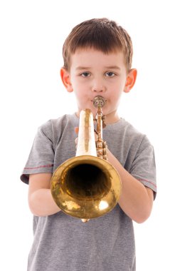 genç çocuk içine beyaz bir arka plana dayanır bir trompet üfleme