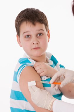 Bir çocuk enjeksiyon kol izole görüntü üzerinde vererek doktor.