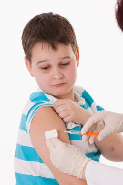 Bir çocuk enjeksiyon kol izole görüntü üzerinde vererek doktor.