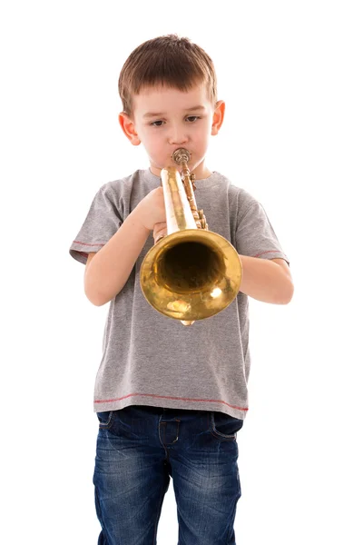 Băiat tânăr suflare într-o trompetă pe fundal alb — Fotografie, imagine de stoc