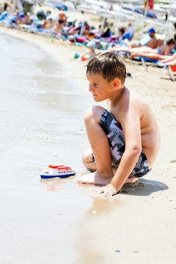 denize yakın insanlarla dolu bir plajda mesafe içine romantik görünümü