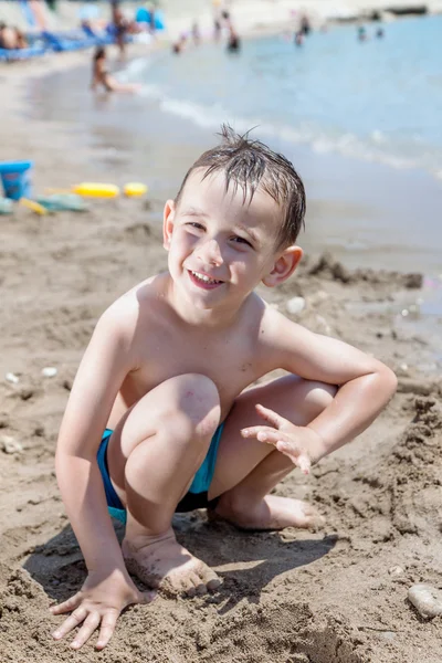 Niño pequeño en el mar azul — Foto de Stock