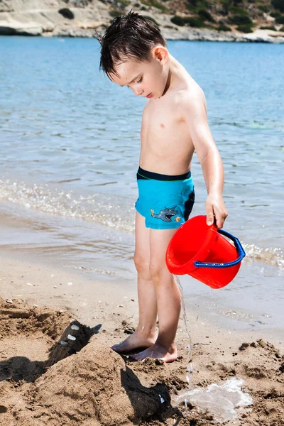 Niño pequeño en el mar azul — Foto de Stock