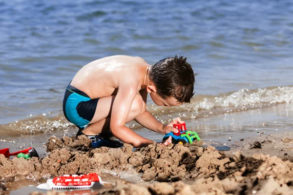 Niño pequeño en el mar azul — Foto de Stock