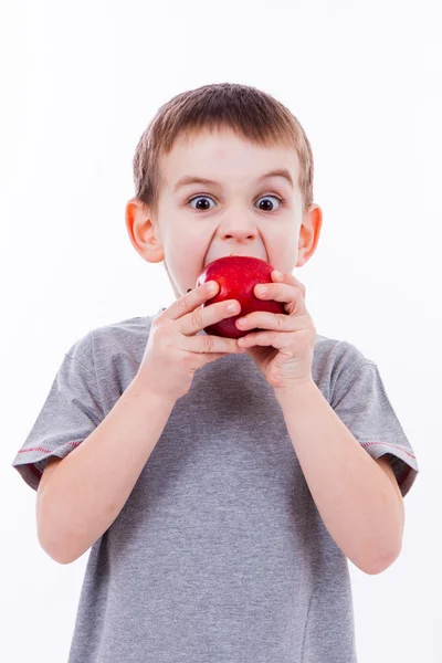 白地 - リンゴやマフィンに分離された食品の小さな男の子 — ストック写真