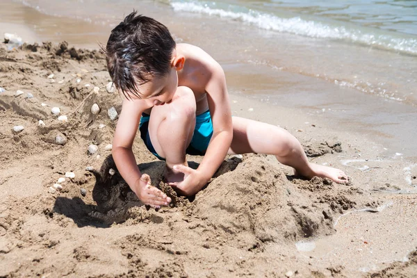 Niño pequeño en el mar azul — Foto de Stock