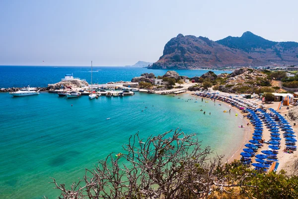 Kolymbia beach s skalnaté pobřeží v Řecku. — Stock fotografie