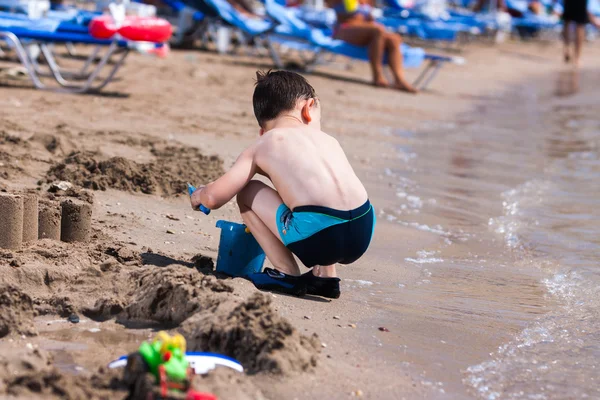 Niño pequeño en el mar azul — Foto de Stock