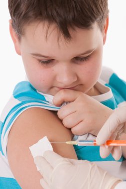 Bir çocuk enjeksiyon kol izole görüntü üzerinde vererek doktor.