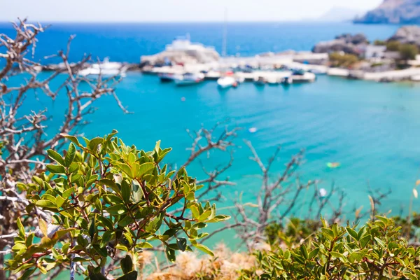 Kayalık sahil Yunanistan ile Kolymbia plaj.