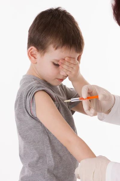 Médico que dá uma injeção de criança no braço em imagem isolada . — Fotografia de Stock