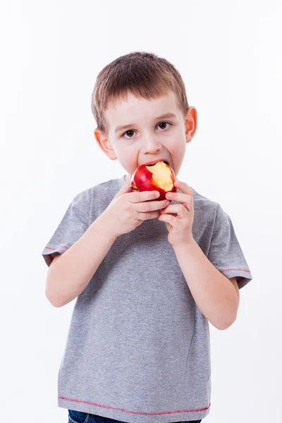 Маленький мальчик с едой изолированы на белом фоне - яблоко или м — стоковое фото