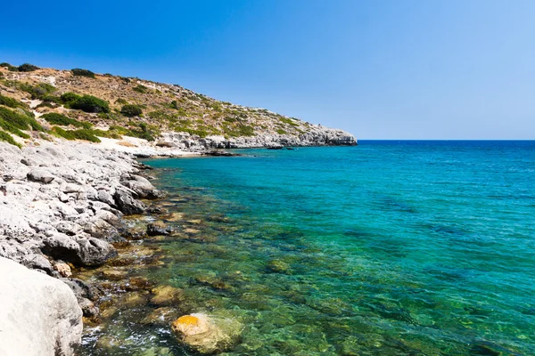 Spiaggia di Kolymbia con la costa rocciosa della Grecia . — Foto Stock