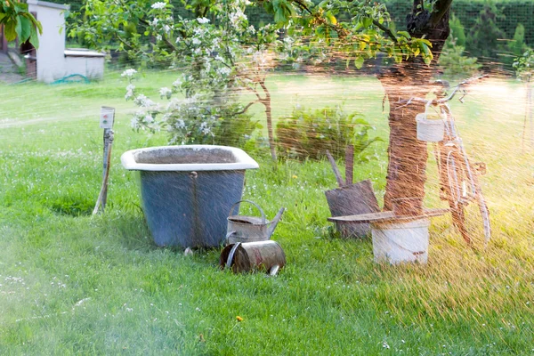 Sistema de irrigação para jardins domésticos ao pôr do sol — Fotografia de Stock