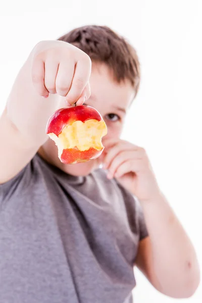 Niño pequeño con comida aislada sobre fondo blanco - manzana o una m — Foto de Stock