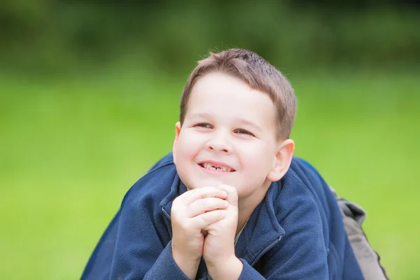Мальчик с рваным передним молочным зубом — стоковое фото
