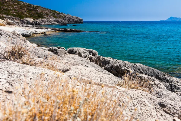 Spiaggia di Kolymbia con la costa rocciosa della Grecia . — Foto Stock