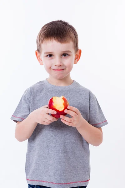 Niño pequeño con comida aislada sobre fondo blanco - manzana o una m —  Fotos de Stock