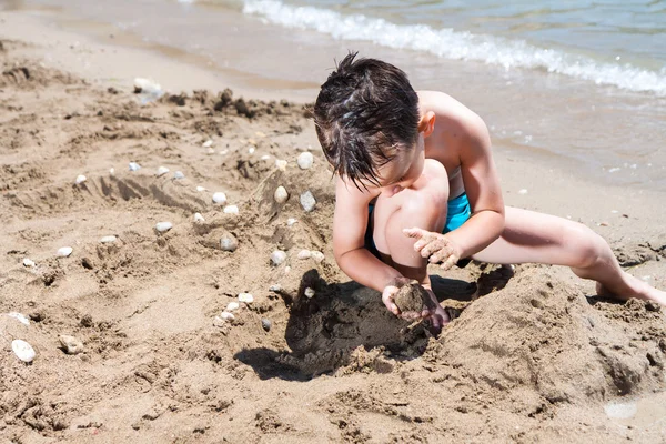 바다와 모래와 진흙 파이 재생 작은 소년 — 스톡 사진