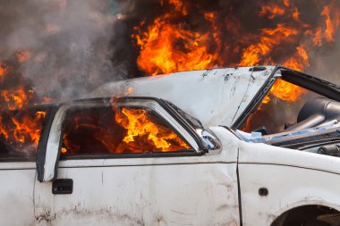Yanan araba araba - egzersiz itfaiye yanan