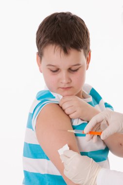 Bir çocuk enjeksiyon kol izole görüntü üzerinde vererek doktor.
