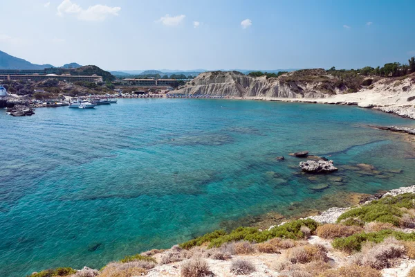 Kolymbia playa con barco y la costa rocosa en Grecia . —  Fotos de Stock