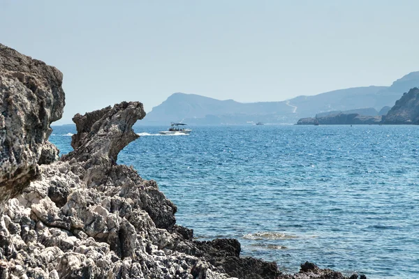 Playa de Kolymbia con la costa rocosa en Grecia . —  Fotos de Stock