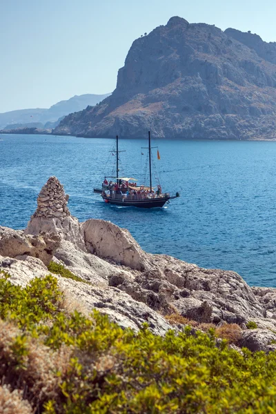 Kayalık sahil Yunanistan ile Kolymbia plaj. — Stok fotoğraf