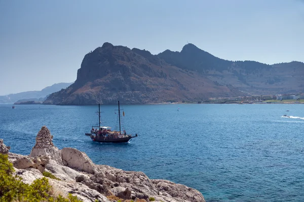 Kolymbia stranden med den klippiga kusten i Grekland. — Stockfoto