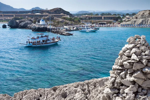 Spiaggia di Kolymbia con la costa rocciosa della Grecia . — Foto Stock